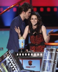 rob-kristen-accepting-best-kiss9