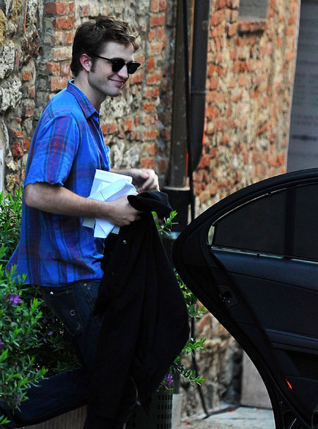 rob-leaving-set-26-may-09 rob-leaving-set-26-may-09