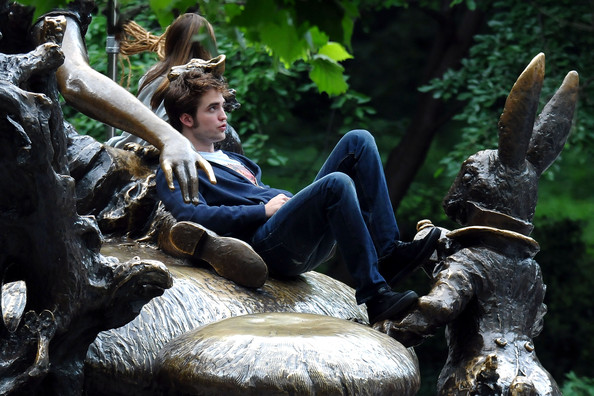 alice-in-wonderland-statute_2 alice-in-wonderland-statute_2