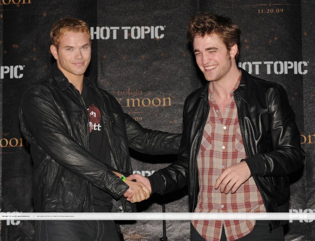 Rob & Kellan Hot Topic 6 Nov 09