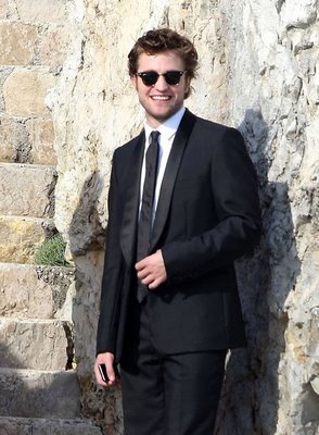 rob-leaving-hotel4jpg