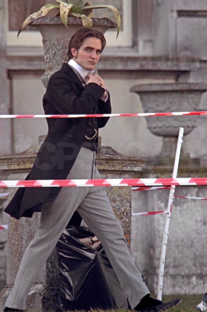 EXCL robert pattinson film set 150310 EXCL robert pattinson film set 150310