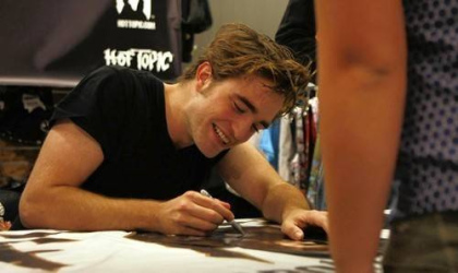 rob-hot-topic-signing