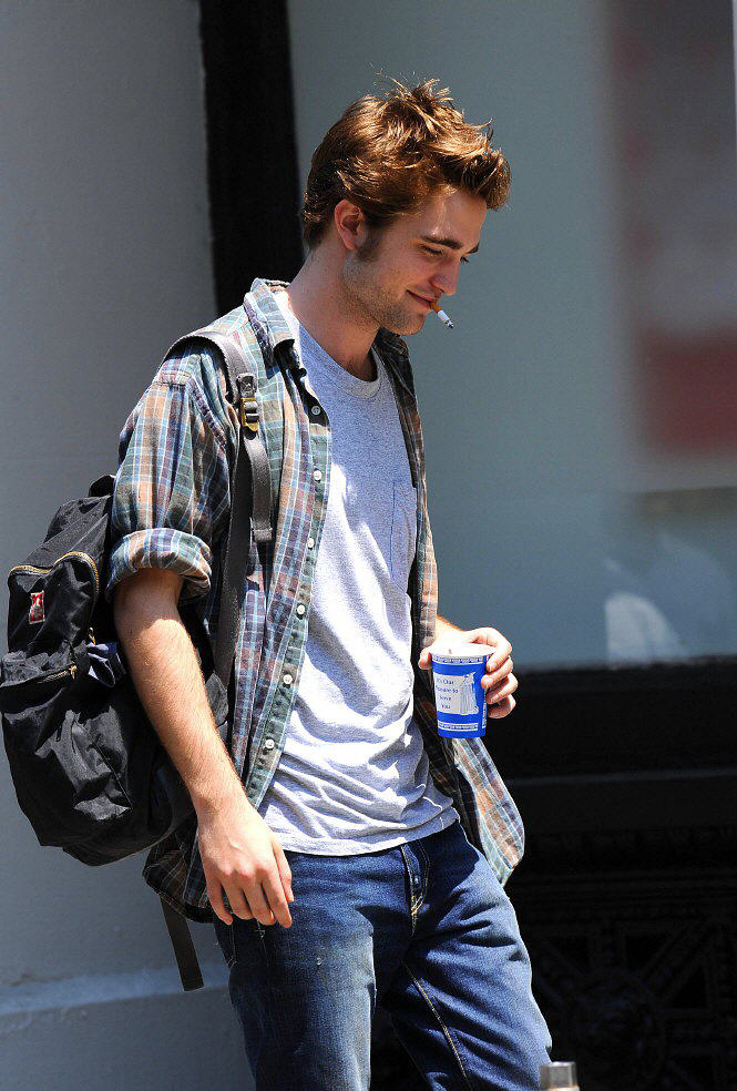 flora vapes Robert Pattinson Smoking While Filming 'Remember Me' in NYC Part 2