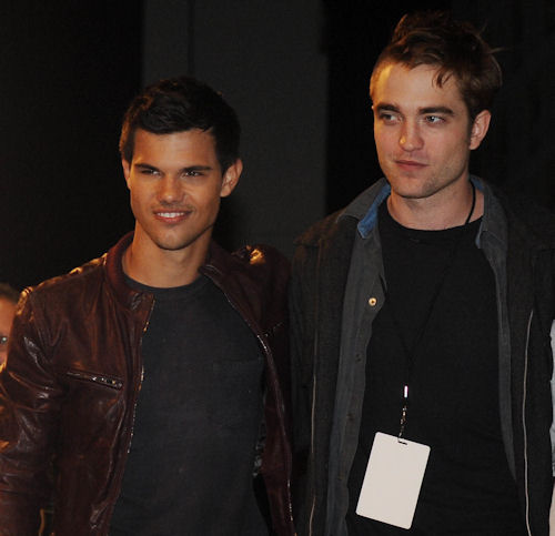 Rob & Cast HQ (7)