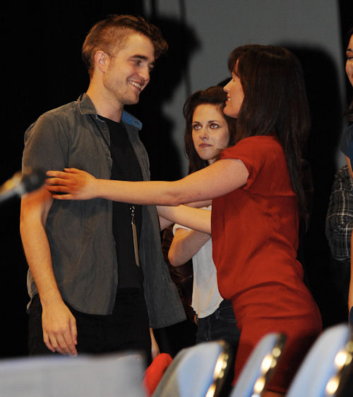 Rob & Cast HQ (8)